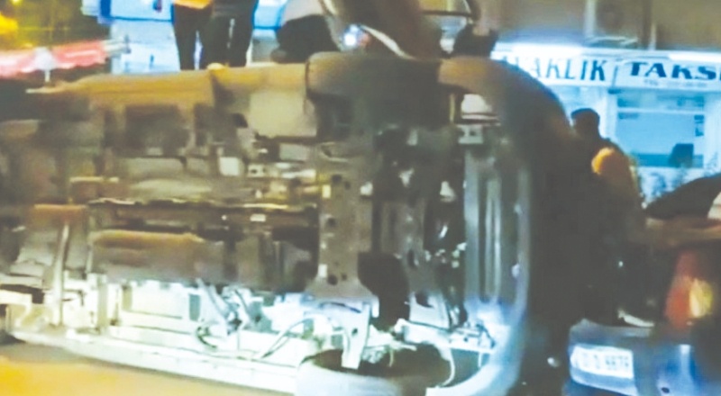 Ambulansla otomobil çarpıştı, sağlık çalışanları yaralandı