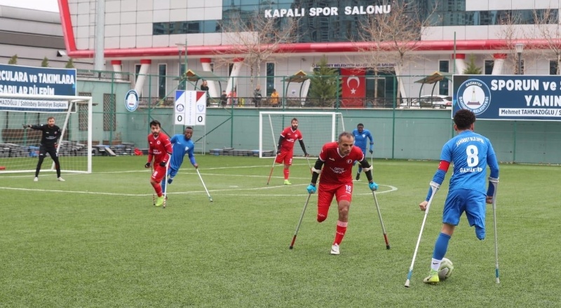 Ampute, ligin ilk yarısını lider tamamladı 2-0