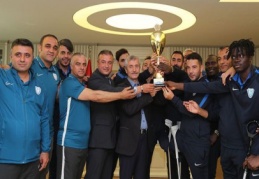 Ampute, Türkiye Kupası’nı Tahmazoğlu’na hediye etti