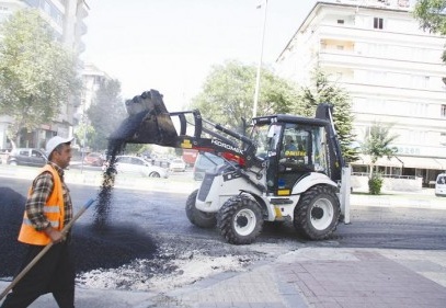 Ana arterlerdeki cadde ve bulvarların asfaltları yenileniyor