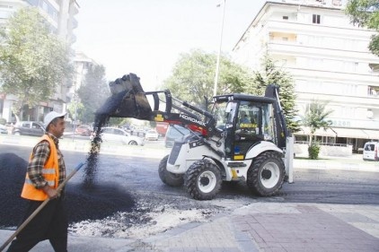 Ana arterlerdeki cadde ve bulvarların asfaltları yenileniyor