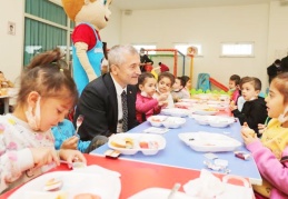 Ana sınıfı öğrencileri ile oyun oynadı, birlikte kahvaltı yaptı