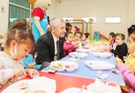 Ana sınıfı öğrencileri ile oyun oynadı, birlikte kahvaltı yaptı