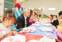 Ana sınıfı öğrencileri ile oyun oynadı, birlikte kahvaltı yaptı