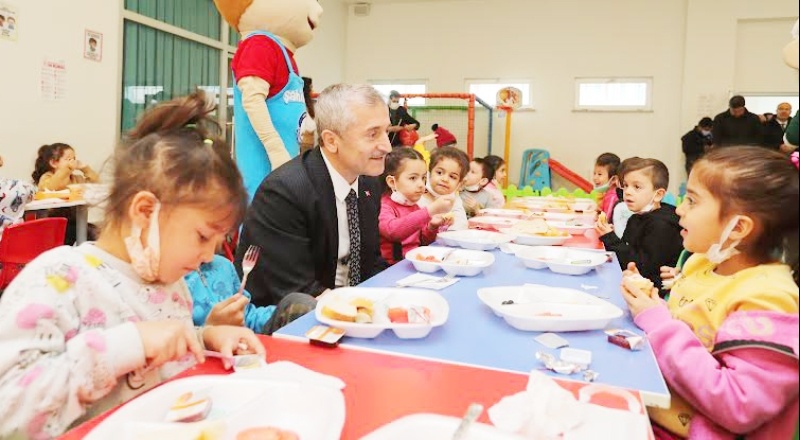 Ana sınıfı öğrencileri ile oyun oynadı, birlikte kahvaltı yaptı