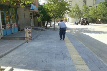 Ana yollara sıcak asfalt dökülürken ara yollarda ise kilit taşı döşeniyor