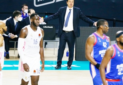 Anadolu Efes fırsat tepti; Final Four şansını son maça bıraktı