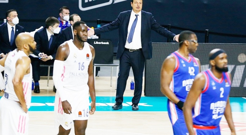 Anadolu Efes fırsat tepti; Final Four şansını son maça bıraktı
