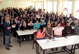 Anadolu Lisesi öğrencileri münazarada yarıştı
