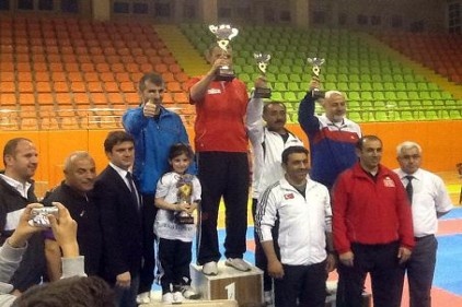 Anadolu Yıldızlar Ligi karate müsabakaları ödülleri verildi