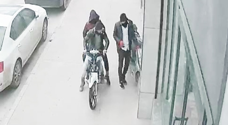 Anahtarı kontağın üzerinde unuttu, motosikleti çalındı