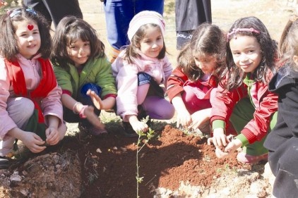 Anaokulu öğrencileri fidan dikti