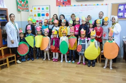 Anasınıfı öğrencileri; dans ederek, şiir  okuyarak ve şarkı söyleyerek eğlendi