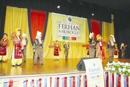 Anasınıfı öğrencileri, İngilizce şarkı söyledi