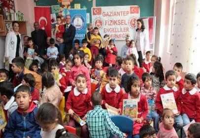 Anasınıfı öğrencilerine boyama kitabı hediye ettiler