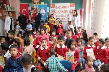 Anasınıfı öğrencilerine boyama kitabı hediye ettiler