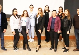 Anatomi dersinde kadavra laboratuvarı var