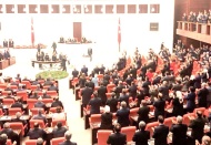 Anayasa değişikliği rafa kalktı, seçim yasası da sallantıda