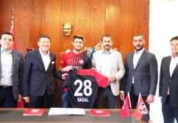 Angelo Sagal, imzayı attı