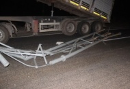 Aniden açılan damper polis kamerası direğini devirdi 