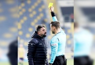 Ankara derbisinde ilginç olay… Sarı kart bu kez sağlık görevlisine kalktı