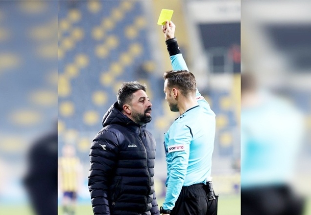 Ankara derbisinde ilginç olay… Sarı kart bu kez sağlık görevlisine kalktı
