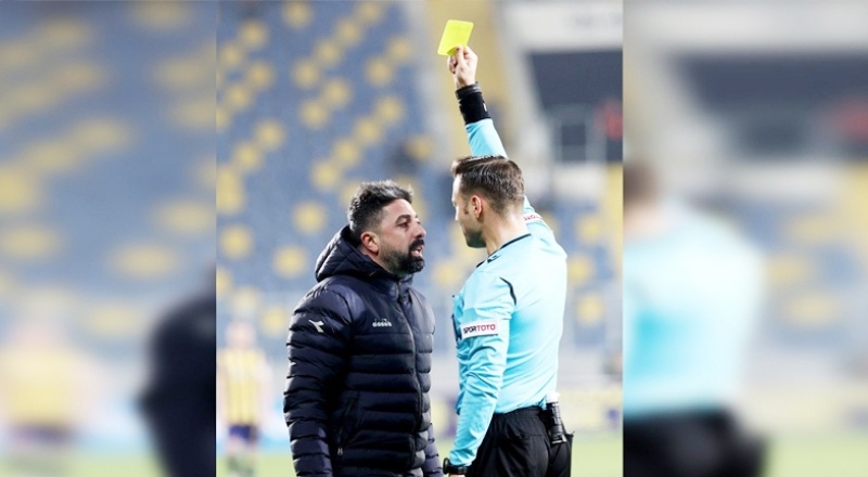 Ankara derbisinde ilginç olay… Sarı kart bu kez sağlık görevlisine kalktı
