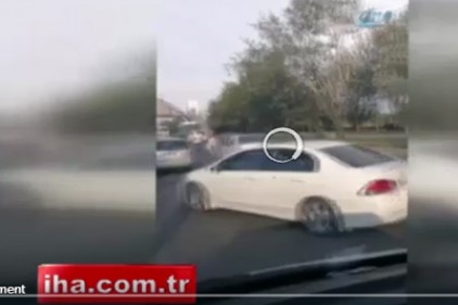 Ankara&#8217;da araçların ortasında tekmeli, yumruklu kavga