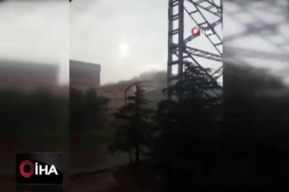Ankara&#039;da fırtına çatı uçurdu