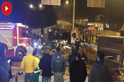 Ankara&#039;da freni boşalan alçı yüklü tır devrildi: 1 ölü