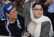 Anne acısını yaşarken taziye ziyareti yapıyor