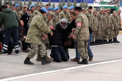 Anne-baba evlat acısıyla yerlerde süründü