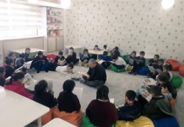 Anne, baba, öğretmen ve öğrenci hep birlikte kitap okuyacak