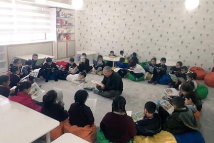 Anne, baba, öğretmen ve öğrenci hep birlikte kitap okuyacak