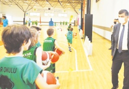 Anne ve babalar çocuklarıyla birlikte spor yapıyor