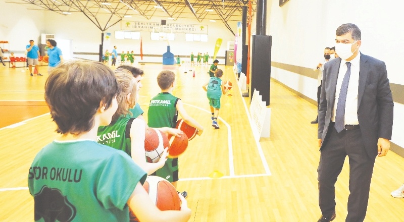 Anne ve babalar çocuklarıyla birlikte spor yapıyor