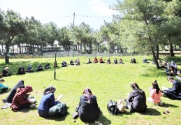 Anne ve çocuklarla doğada kitap okudu