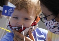 Anneler bebeklerini emzirebilirler ya da sağılan anne sütü bebeğe verilebilir