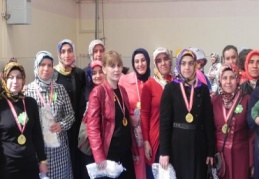Anneler eğlenerek yarıştı
