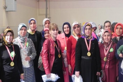 Anneler eğlenerek yarıştı