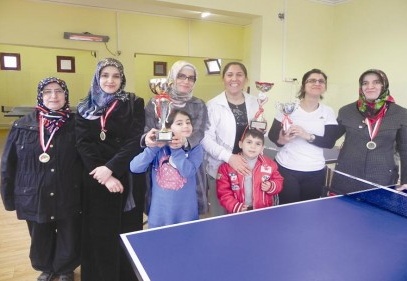 Anneler masa tenisinde yarıştı