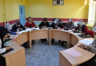 Anneler ve çocukları kabartma yazı öğreniyor