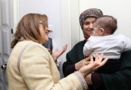 Annelere "bebek sesi algılayıcısı" hediye edildi
