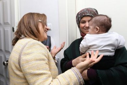 Annelere "bebek sesi algılayıcısı" hediye edildi