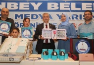 Annelere hediye verdi
