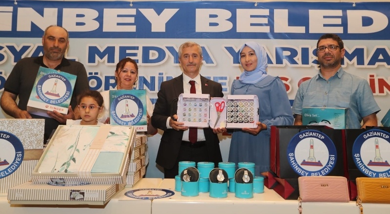 Annelere hediye verdi