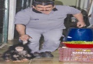 Annesinden yüz bulamayıncabakıcı amcalarının peşine takılıyor