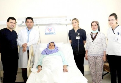 Annesine böbreğini verdi