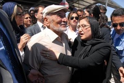 Hem annesine hem şehitlere ağladı