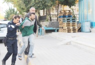 Annesini ve kız kardeşlerini silahla rehin aldı